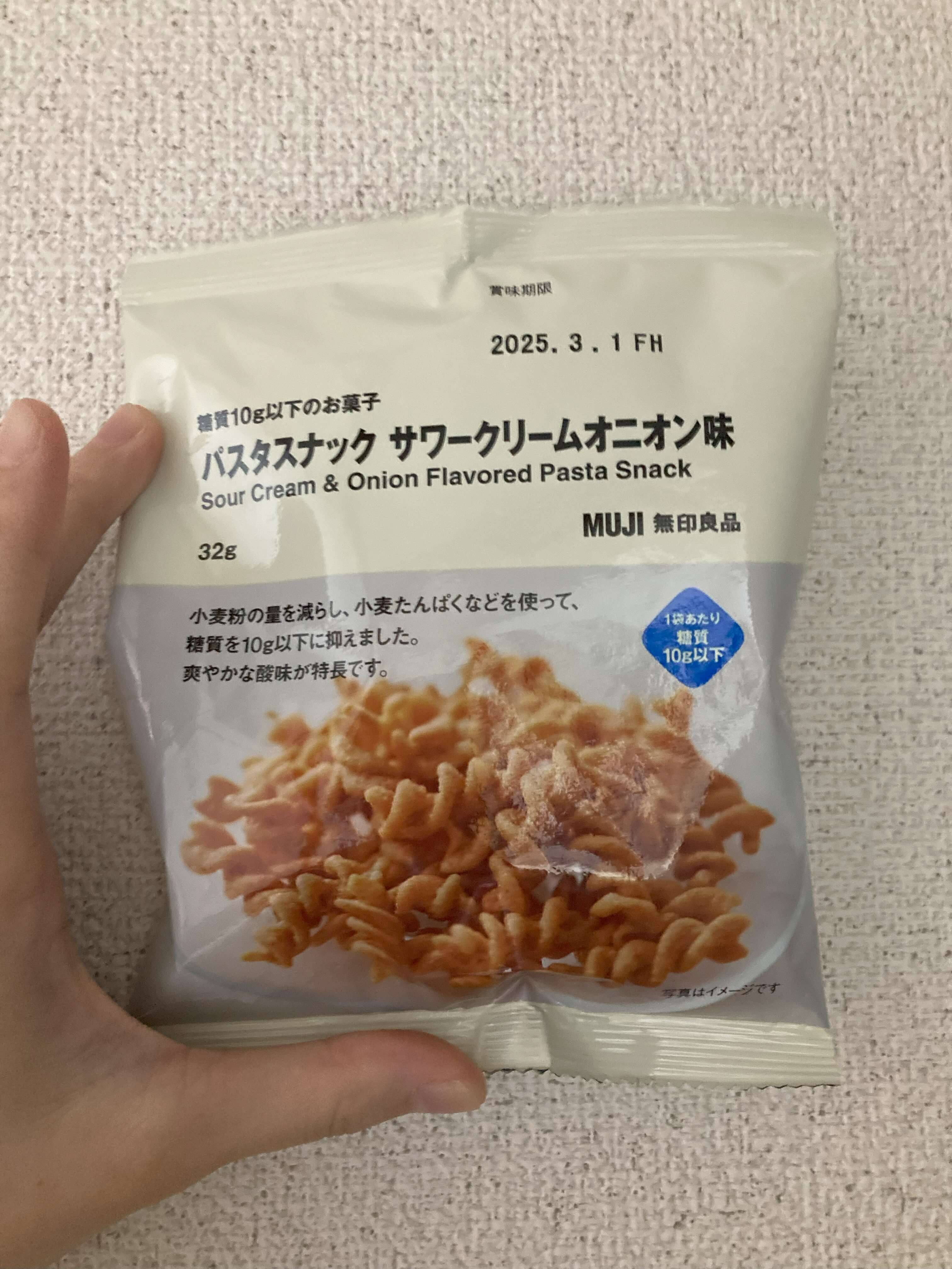 サワークリームオニオン味パスタスナックのパッケージ表